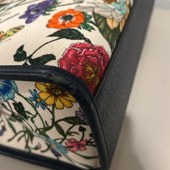Gucci Flora Canvas Tote with Navy Leather Trim - Picture 9 of 16